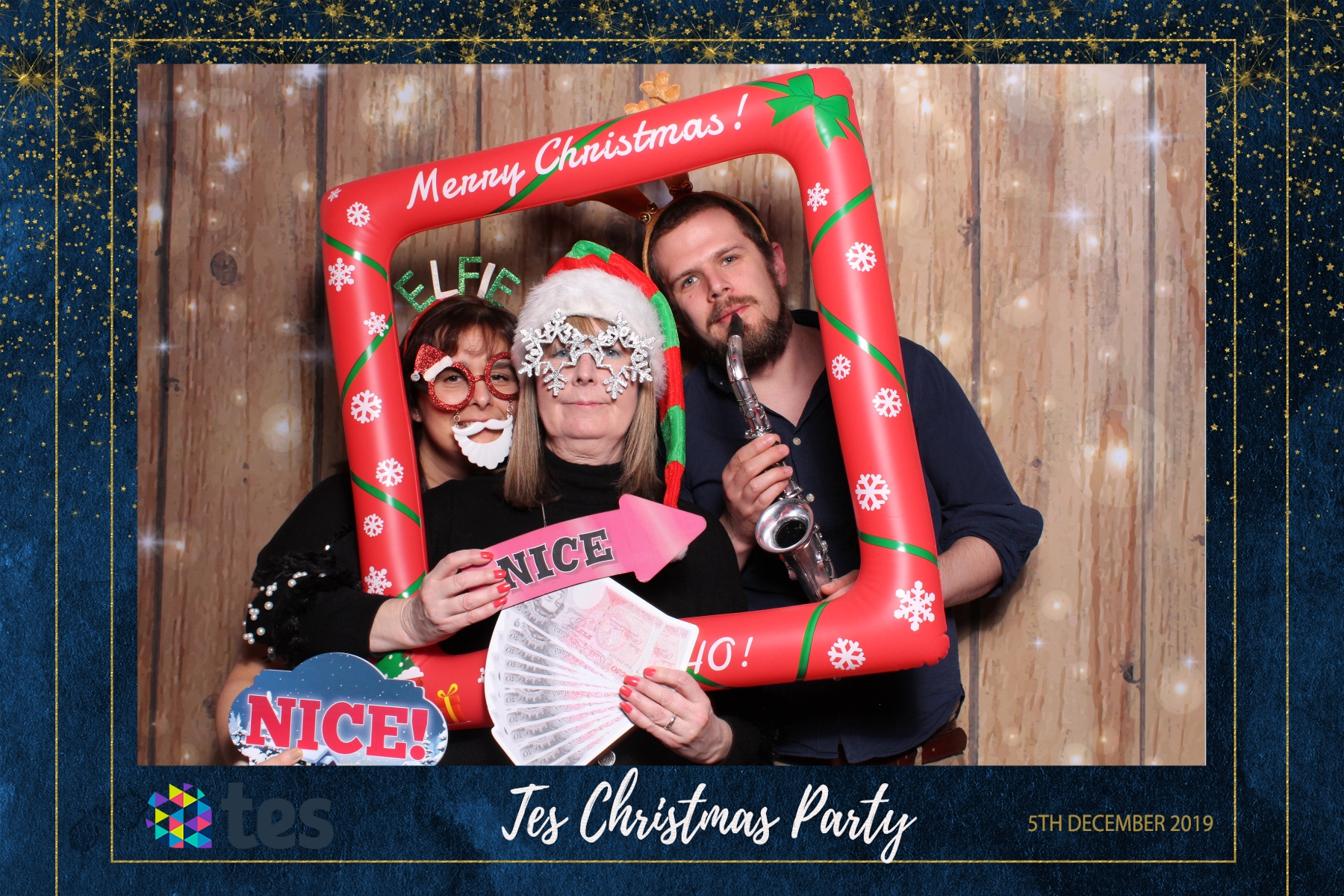 Tes Christmas party  | View more photos from the event at gallery.magicimages.uk/u/MagicImages/Tes-Christmas-party